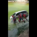 Lupa Injak Rem, Mobil Avanza Nyelonong Masuk Danau di Kompleks PUPR Jaksel